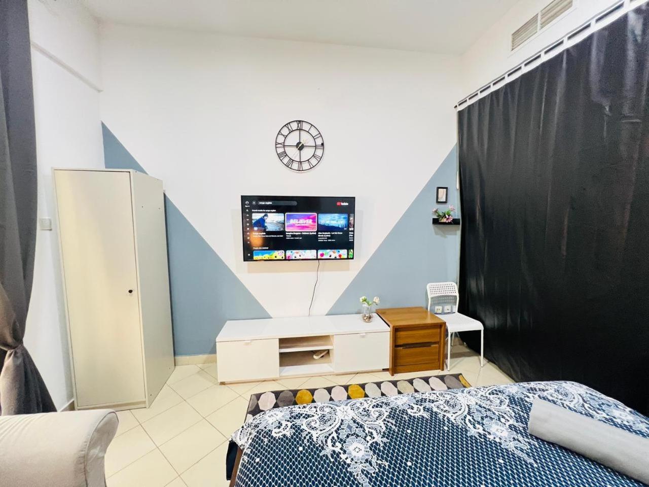 Séjour chez l'habitant Private With Curtains In Marina & Blue Water *