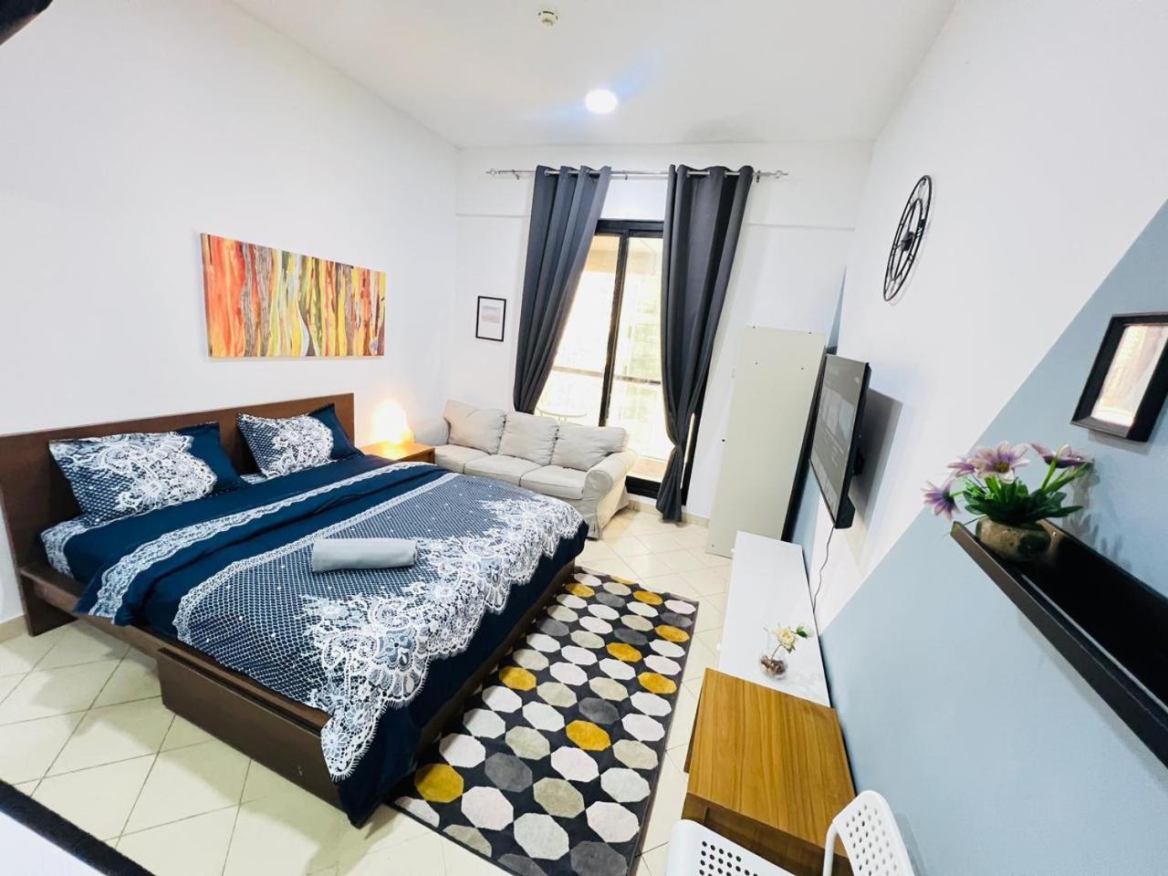 Séjour chez l'habitant Private With Curtains In Marina & Blue Water
