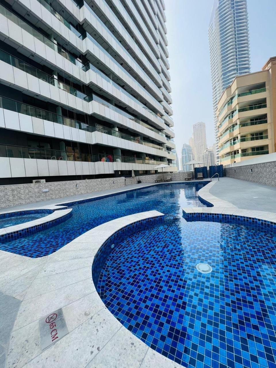 Private With Curtains In Marina & Blue Water Dubaï
