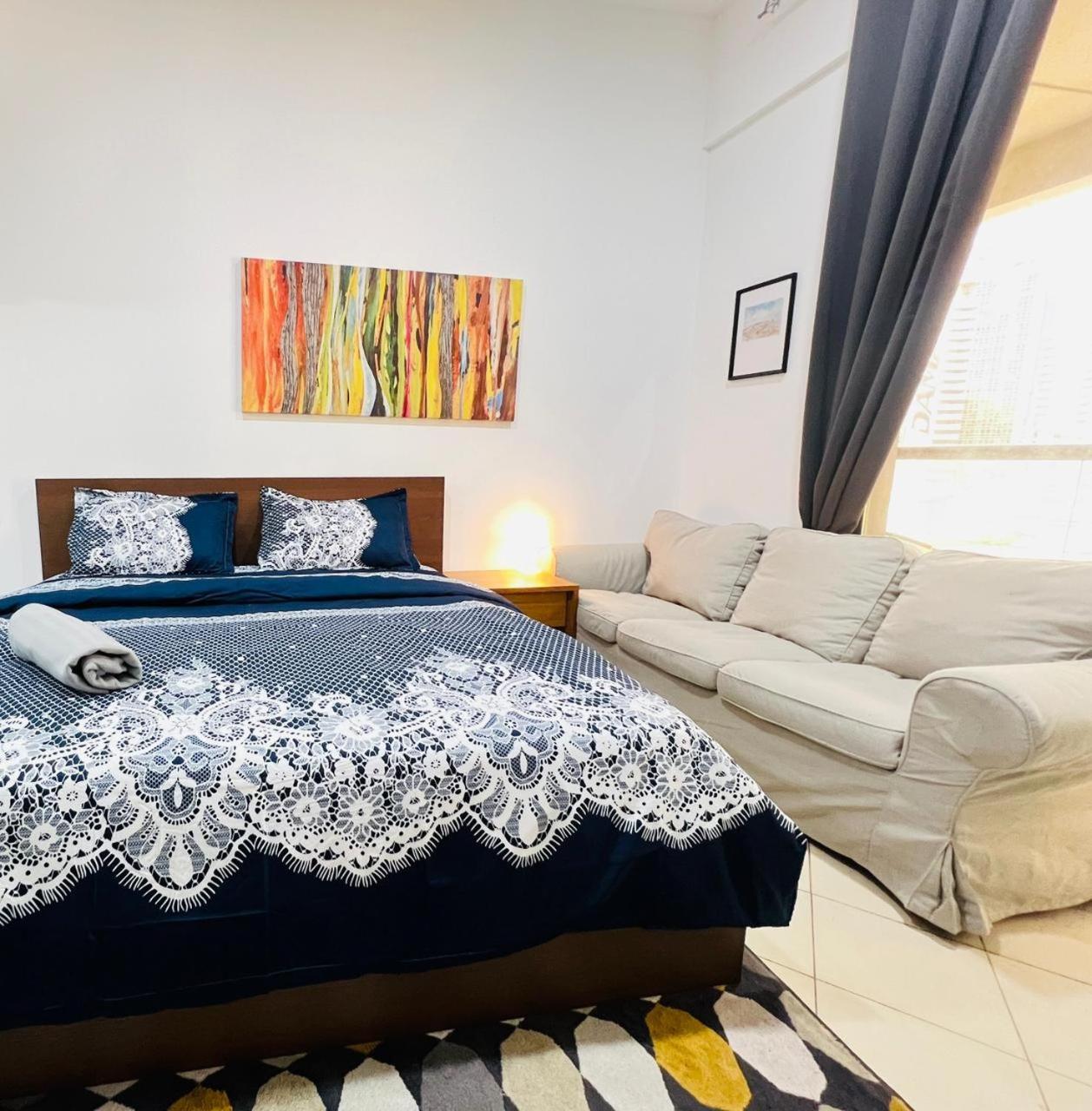 Séjour chez l'habitant Private With Curtains In Marina & Blue Water