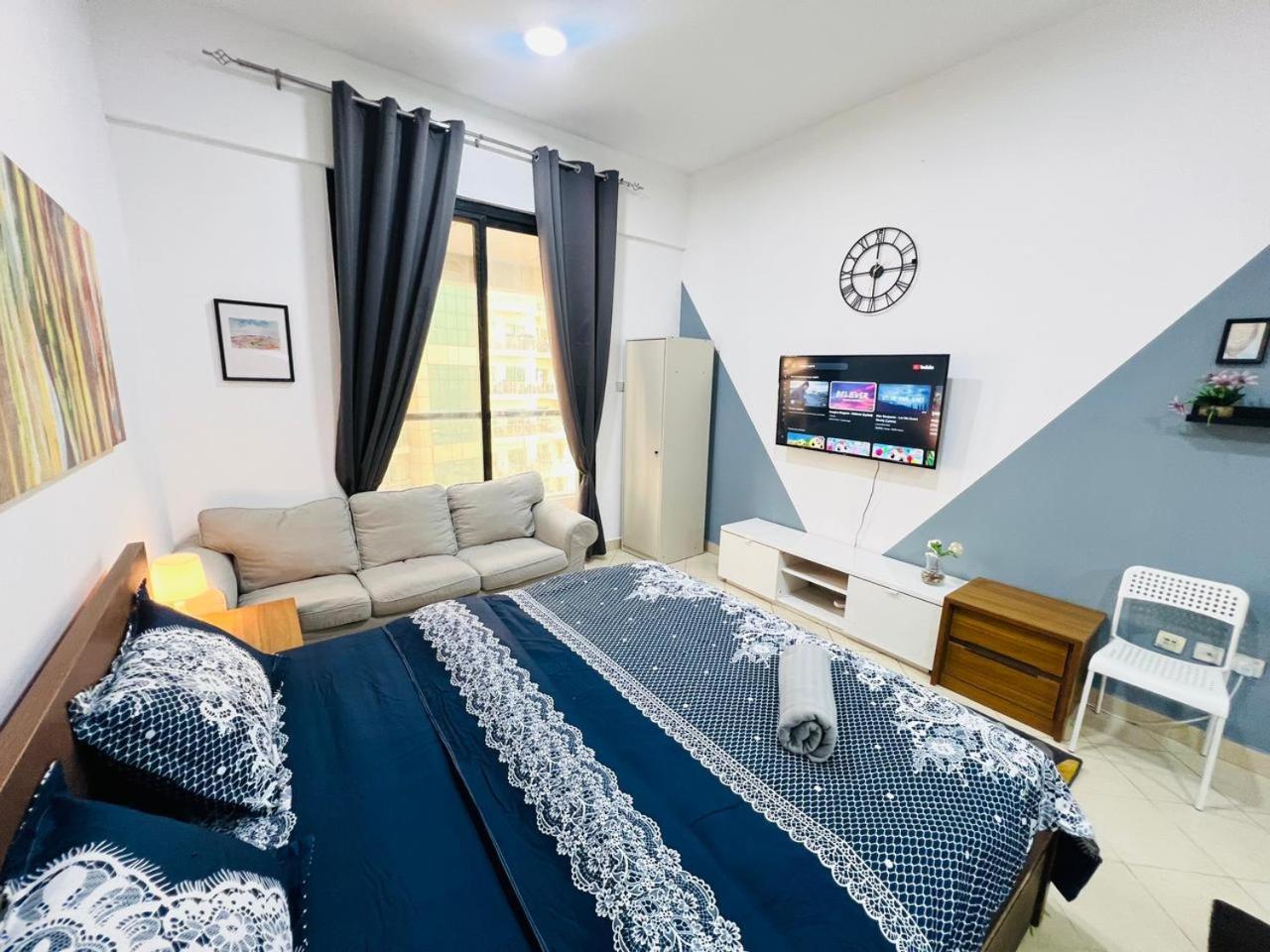 Séjour chez l'habitant Private With Curtains In Marina & Blue Water *